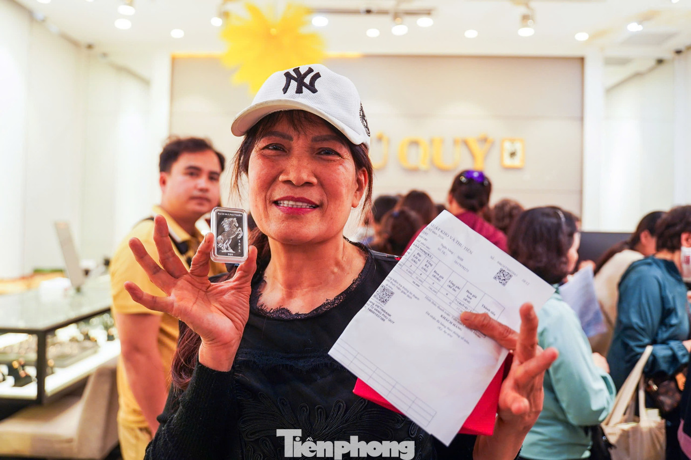 'V&agrave;ng mắt' xếp h&agrave;ng mua bạc- Ảnh 5.