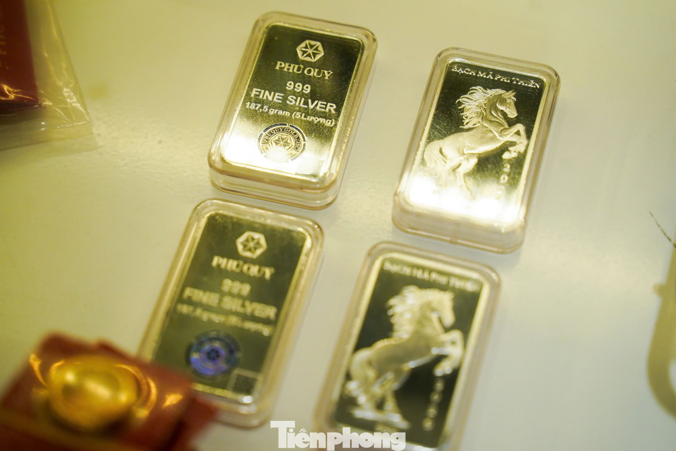 'V&agrave;ng mắt' xếp h&agrave;ng mua bạc- Ảnh 2.