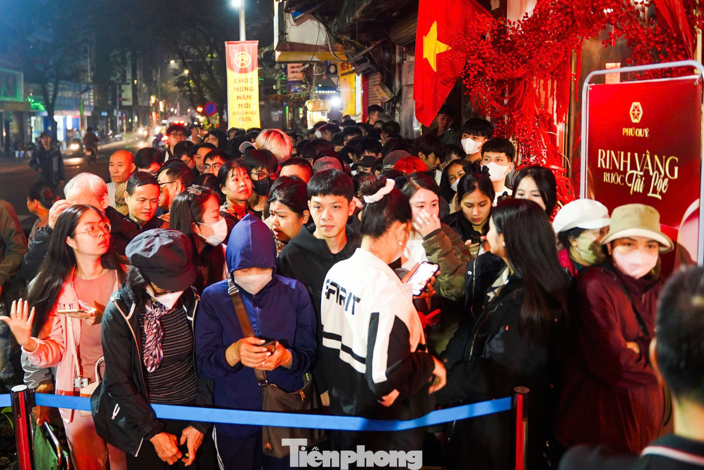 'V&agrave;ng mắt' xếp h&agrave;ng mua bạc- Ảnh 1.