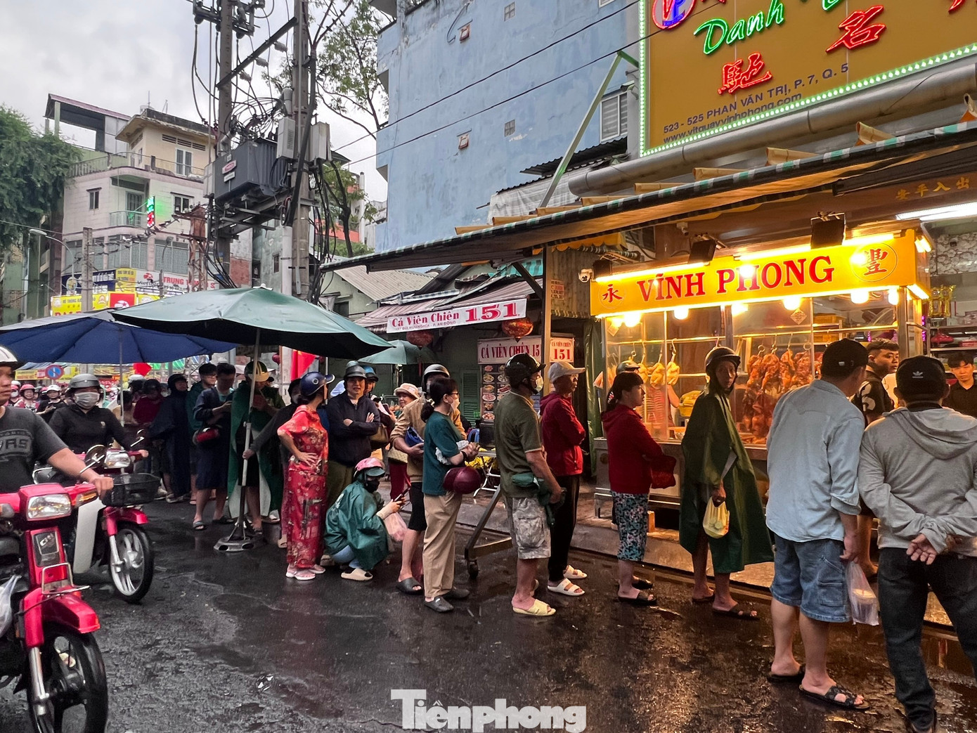 Rồng rắn đội mưa chờ mua heo quay c&uacute;ng Thần t&agrave;i- Ảnh 1.