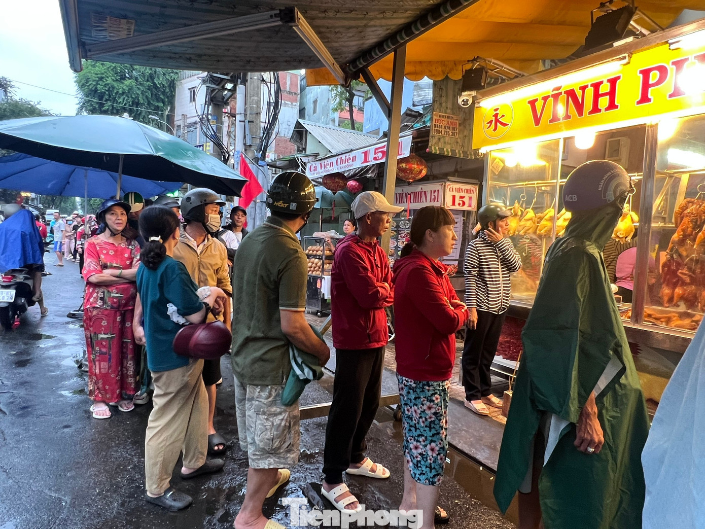 Rồng rắn đội mưa chờ mua heo quay c&uacute;ng Thần t&agrave;i- Ảnh 2.