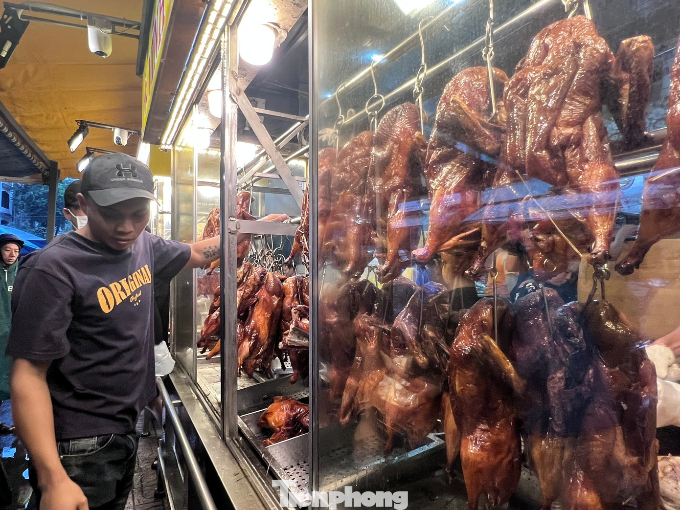 Rồng rắn đội mưa chờ mua heo quay c&uacute;ng Thần t&agrave;i- Ảnh 3.