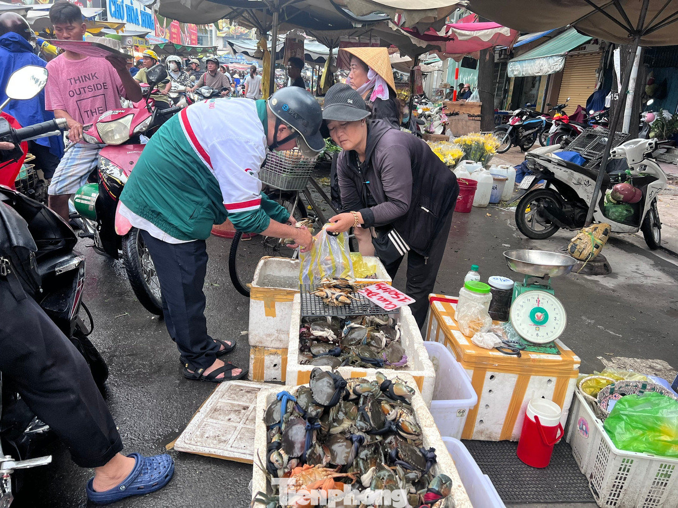 Rồng rắn đội mưa chờ mua heo quay c&uacute;ng Thần t&agrave;i- Ảnh 11.