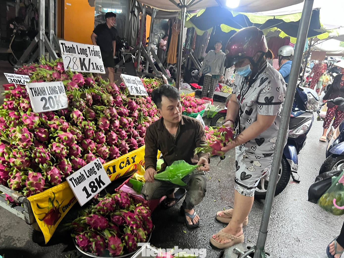 Rồng rắn đội mưa chờ mua heo quay c&uacute;ng Thần t&agrave;i- Ảnh 8.