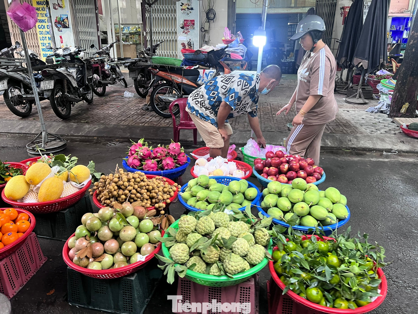 Rồng rắn đội mưa chờ mua heo quay c&uacute;ng Thần t&agrave;i- Ảnh 7.
