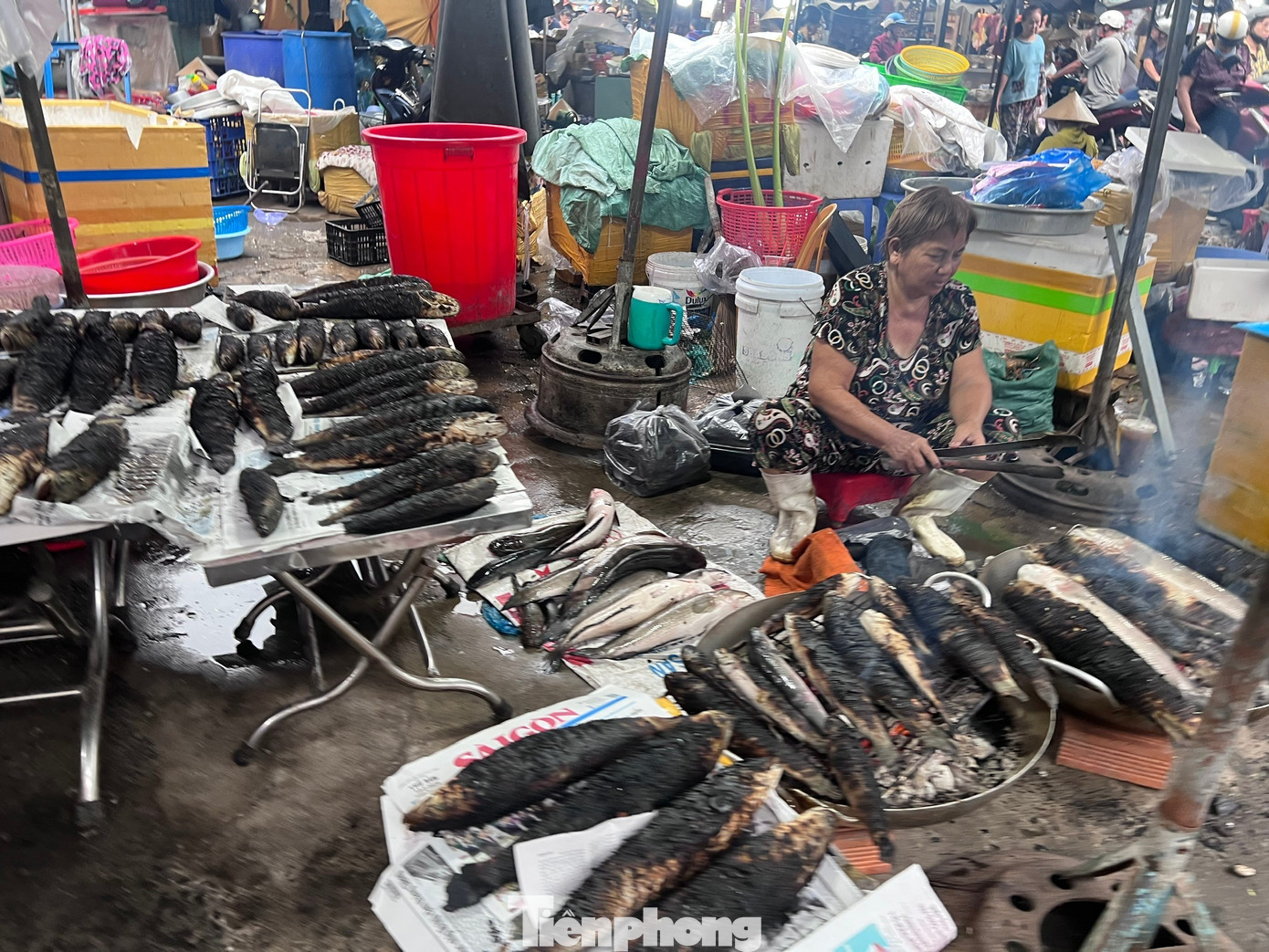 Rồng rắn đội mưa chờ mua heo quay c&uacute;ng Thần t&agrave;i- Ảnh 14.