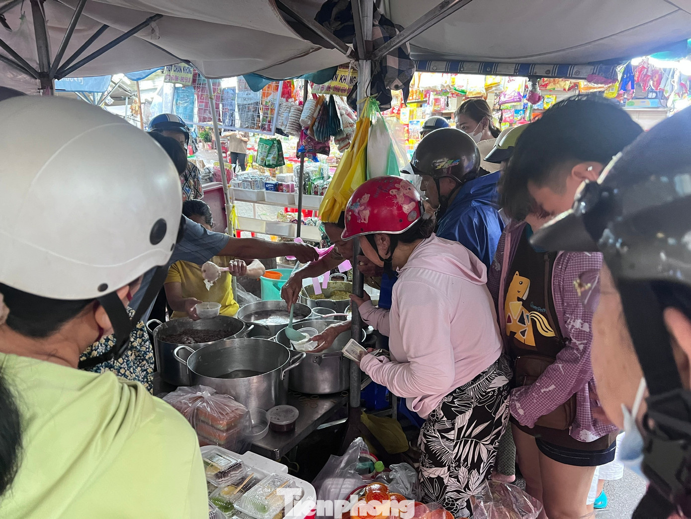 Rồng rắn đội mưa chờ mua heo quay c&uacute;ng Thần t&agrave;i- Ảnh 16.