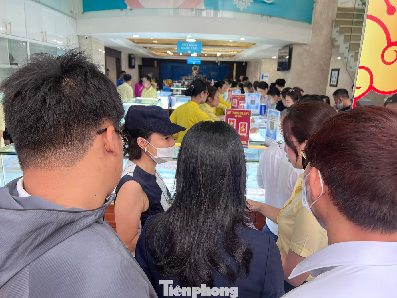 Nhiều người ngỡ ng&agrave;ng v&igrave; mua được v&agrave;ng qu&aacute; dễ d&agrave;ng- Ảnh 1.