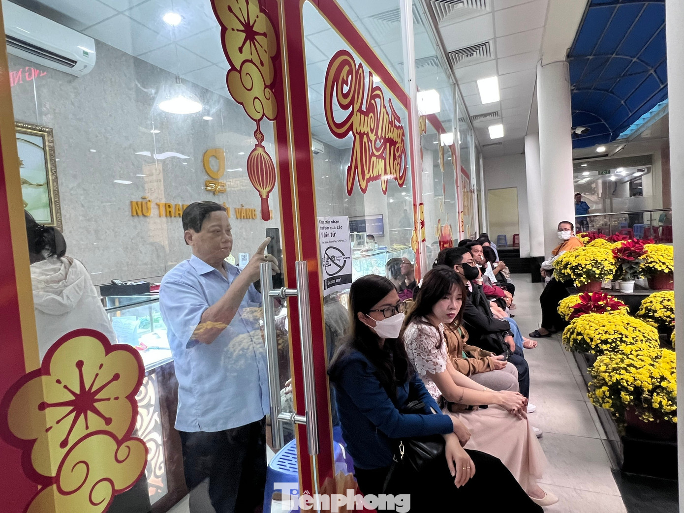 Nhiều người ngỡ ng&agrave;ng v&igrave; mua được v&agrave;ng qu&aacute; dễ d&agrave;ng- Ảnh 4.