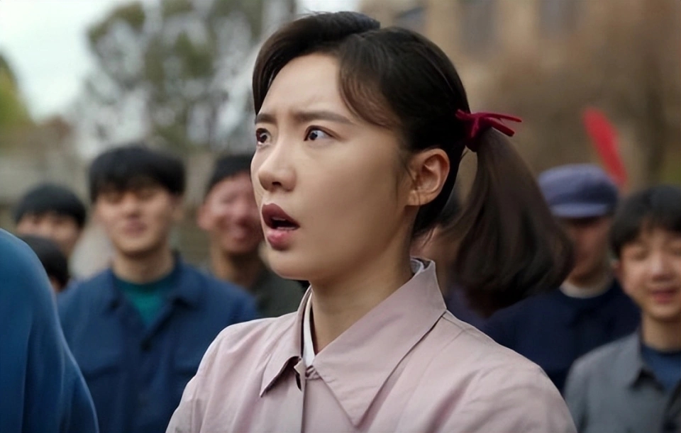 Mỹ nh&acirc;n U32 vẫn bất chấp đ&oacute;ng thiếu nữ 14 tuổi, nũng nịu như c&ocirc;ng ch&uacute;a khiến ai nấy sởn da g&agrave;- Ảnh 4.