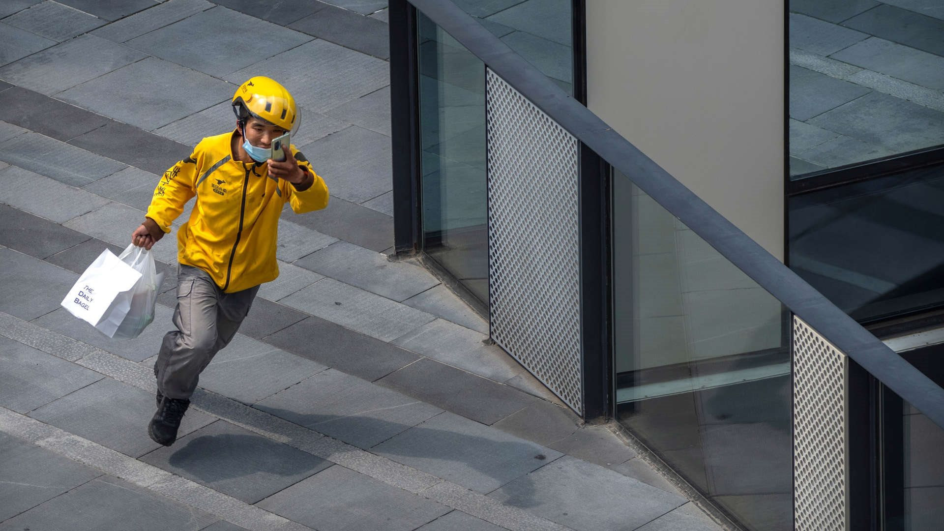 Cụ b&agrave; 80 tuổi ph&aacute;t hiện 3,3 tỷ đồng "bốc hơi" khỏi t&agrave;i khoản kh&ocirc;ng l&iacute; do: Cảnh s&aacute;t v&agrave;o cuộc chỉ r&otilde; thủ phạm l&agrave; shiper th&acirc;n thiết- Ảnh 1.