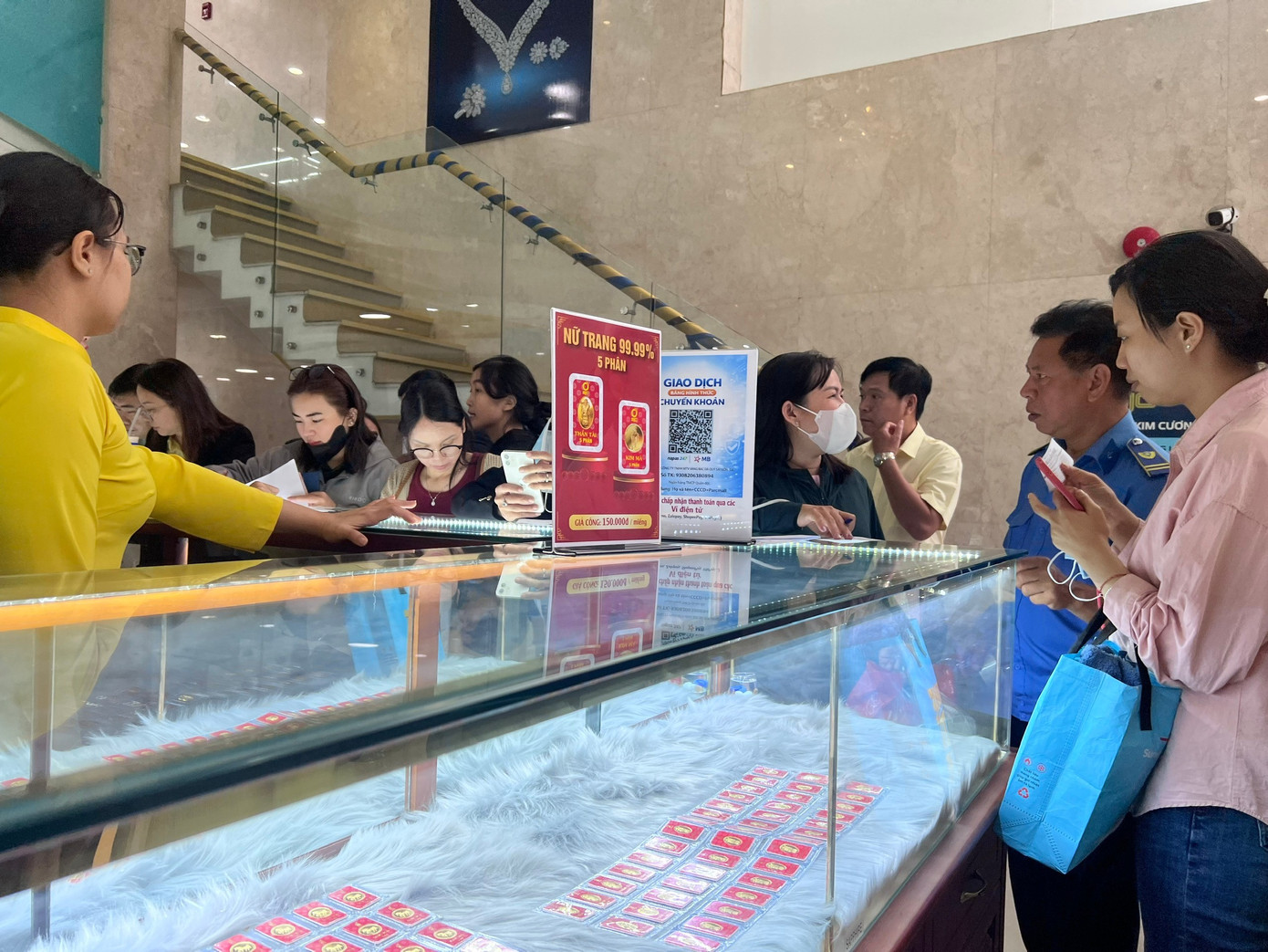 Nhiều người ngỡ ng&agrave;ng v&igrave; mua được v&agrave;ng qu&aacute; dễ d&agrave;ng- Ảnh 2.