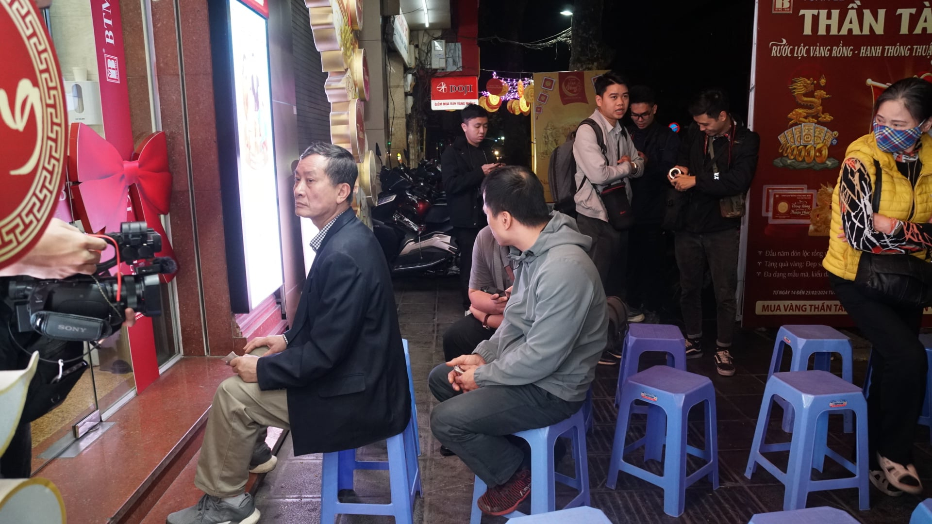 Ch&acirc;n dung cụ &ocirc;ng 70 tuổi ở H&agrave; Nội trở th&agrave;nh "th&aacute;nh giữ chuỗi" mua v&agrave;ng Thần T&agrave;i suốt 14 năm- Ảnh 3.