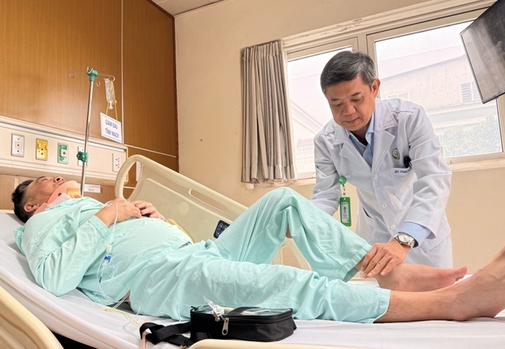 Từ Anh về Việt Nam mổ ống sống cổ- Ảnh 1.