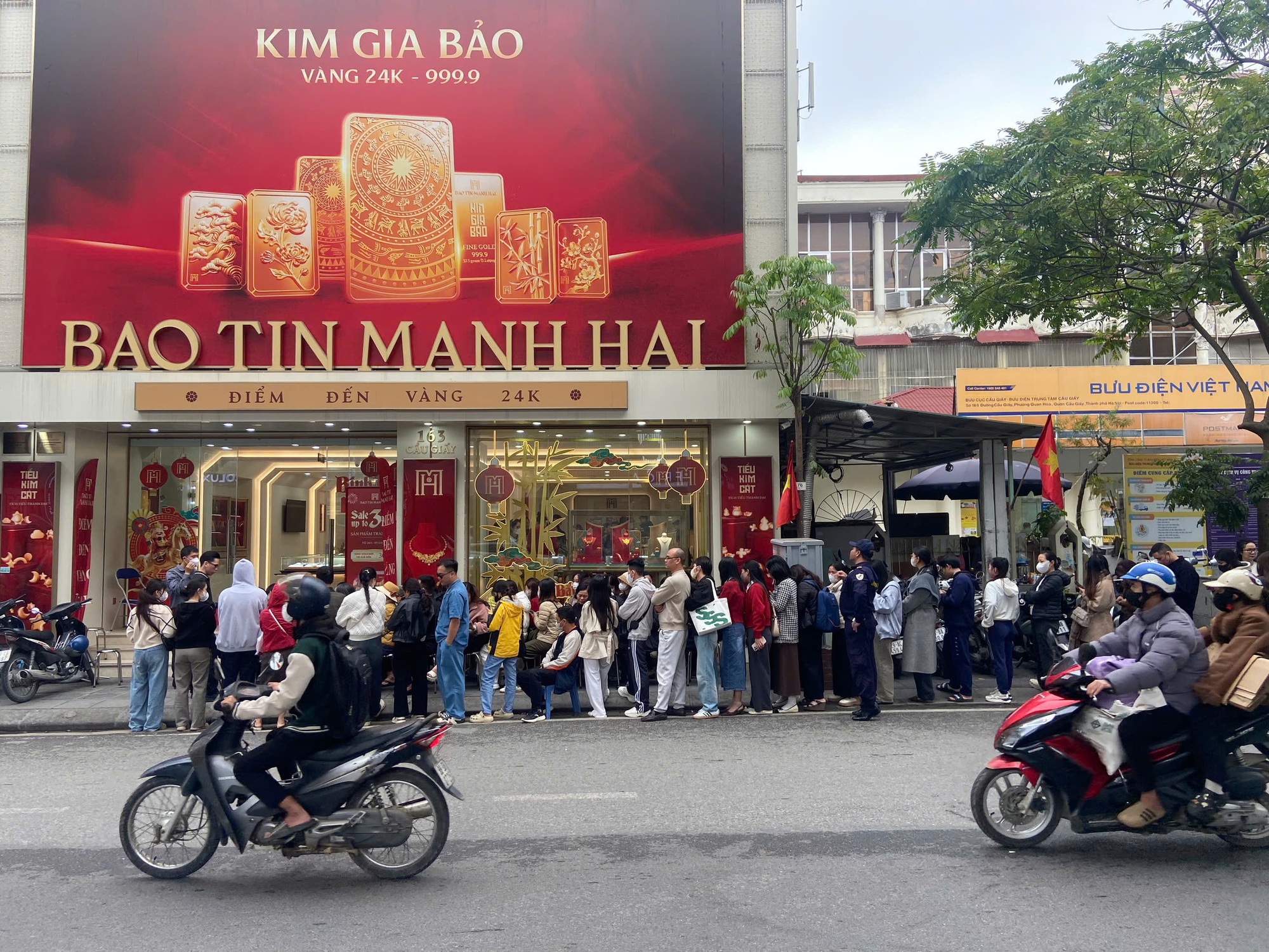 Nhật ký mua vàng của tôi: Đi từ 26 Tết, 4 lần về tay không, ra Giêng rồi mới cầm được 1 chỉ!- Ảnh 2. Nhật ký mua vàng của tôi: Đi từ 26 Tết, 4 lần về tay không, ra Giêng rồi mới cầm được 1 chỉ!- Ảnh 2.