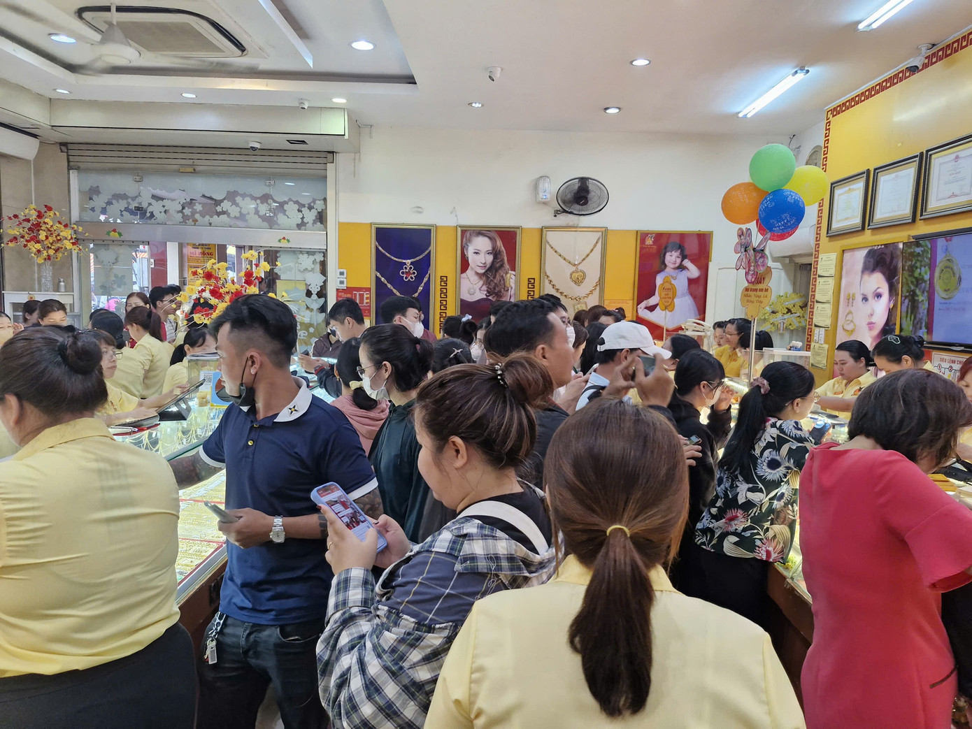 Nhiều người ngỡ ng&agrave;ng v&igrave; mua được v&agrave;ng qu&aacute; dễ d&agrave;ng- Ảnh 12.