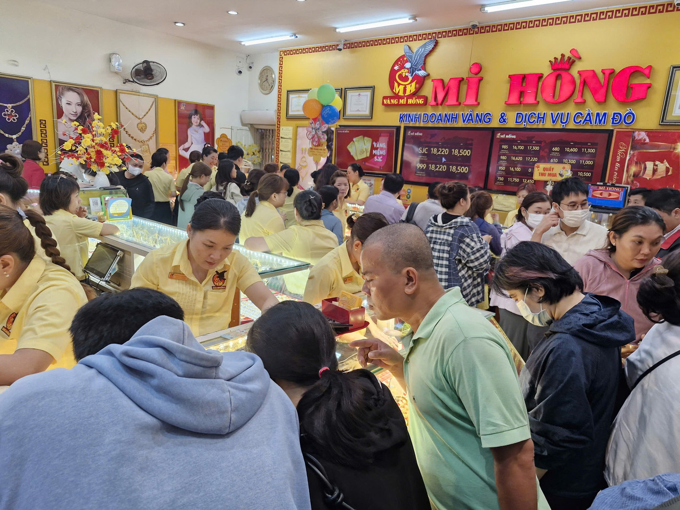 Nhiều người ngỡ ng&agrave;ng v&igrave; mua được v&agrave;ng qu&aacute; dễ d&agrave;ng- Ảnh 10.