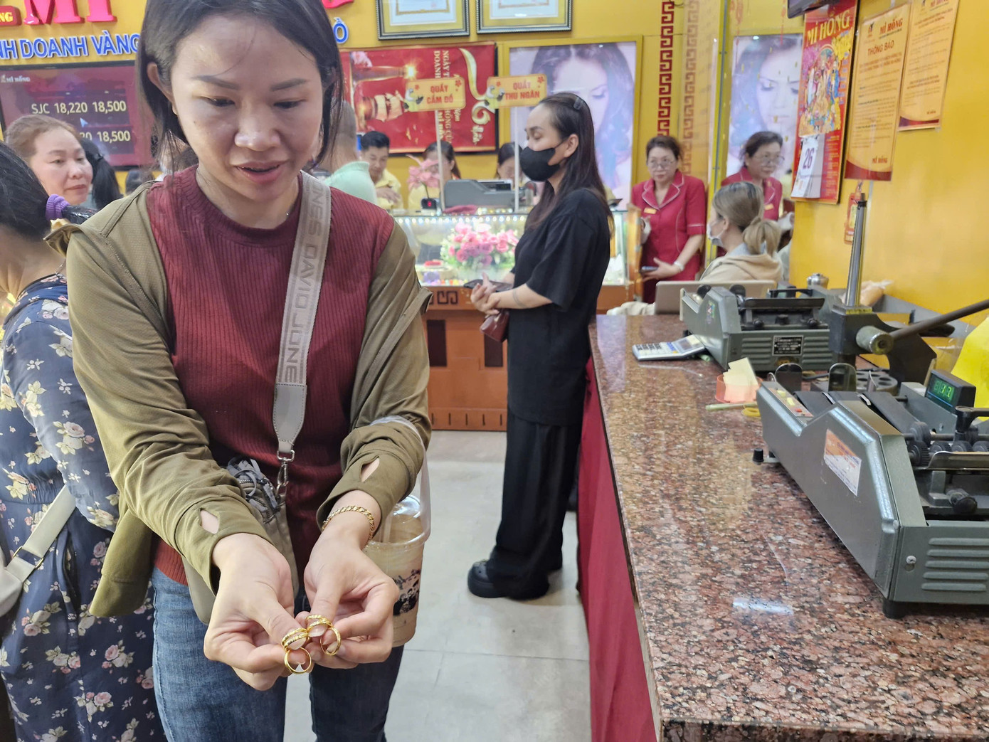 Nhiều người ngỡ ng&agrave;ng v&igrave; mua được v&agrave;ng qu&aacute; dễ d&agrave;ng- Ảnh 11.