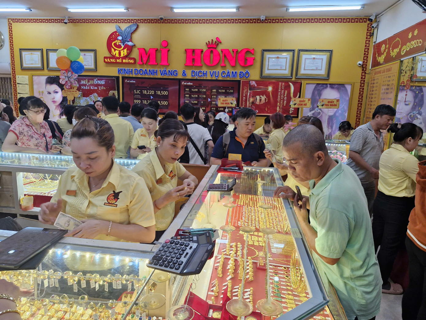 Nhiều người ngỡ ng&agrave;ng v&igrave; mua được v&agrave;ng qu&aacute; dễ d&agrave;ng- Ảnh 9.