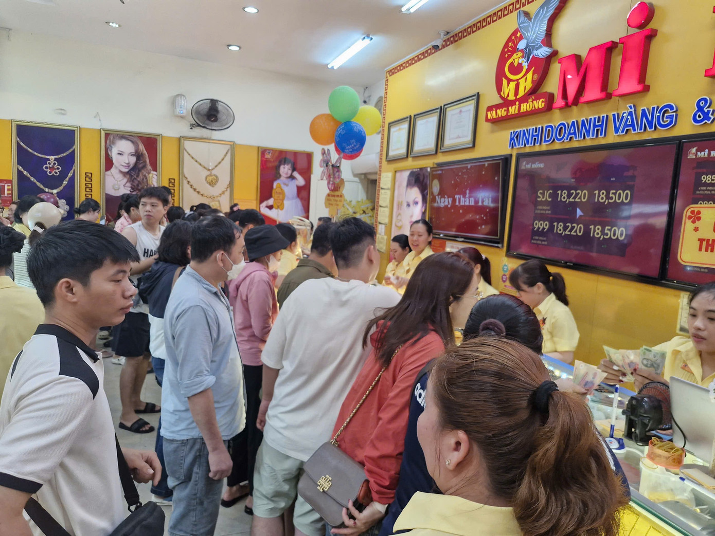 Nhiều người ngỡ ng&agrave;ng v&igrave; mua được v&agrave;ng qu&aacute; dễ d&agrave;ng- Ảnh 13.