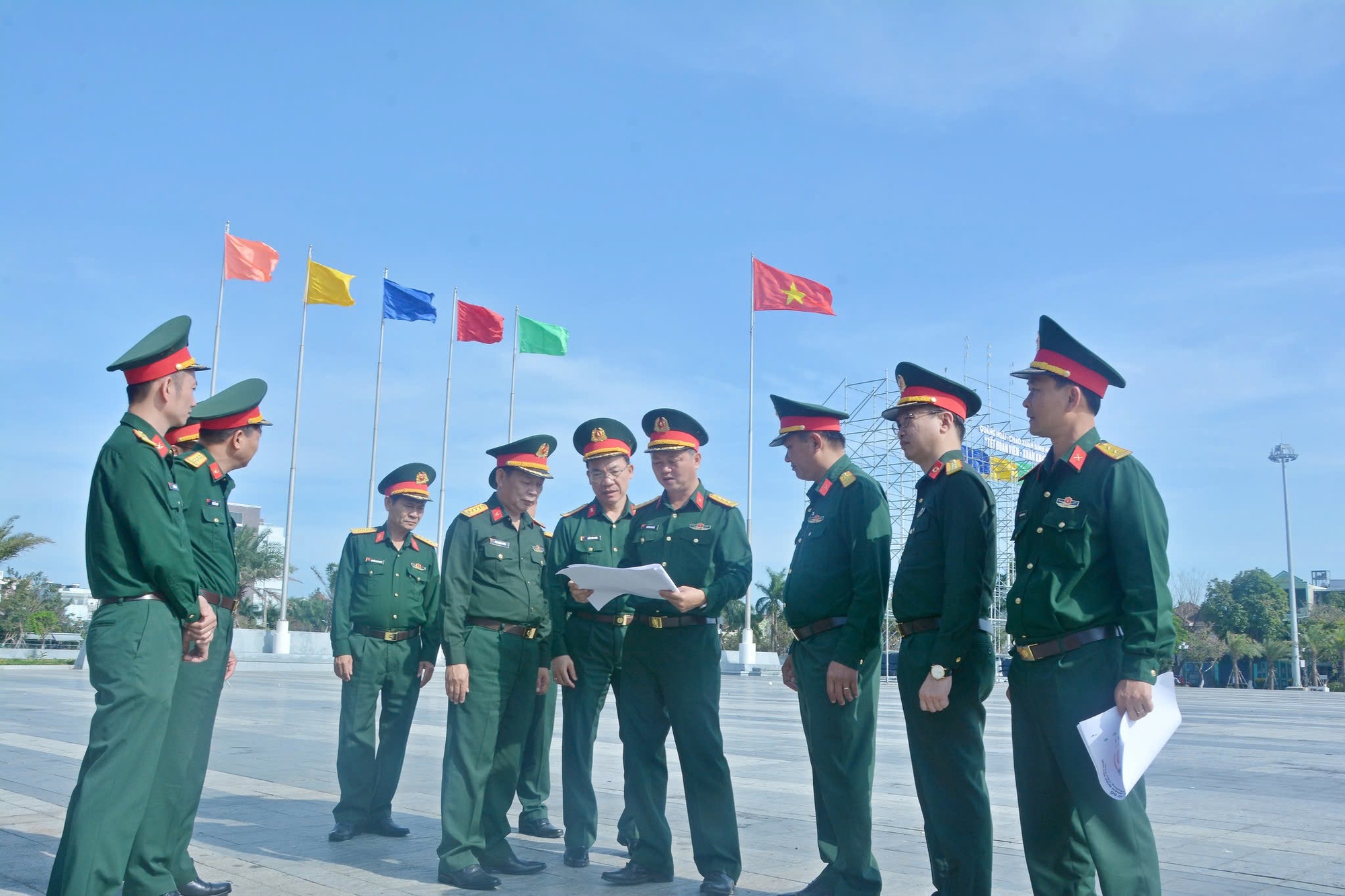 Hai anh em Hạnh - Ph&uacute;c c&ugrave;ng nhiều cặp song sinh ở Quảng Ng&atilde;i viết đơn t&igrave;nh nguyện nhập ngũ- Ảnh 6.