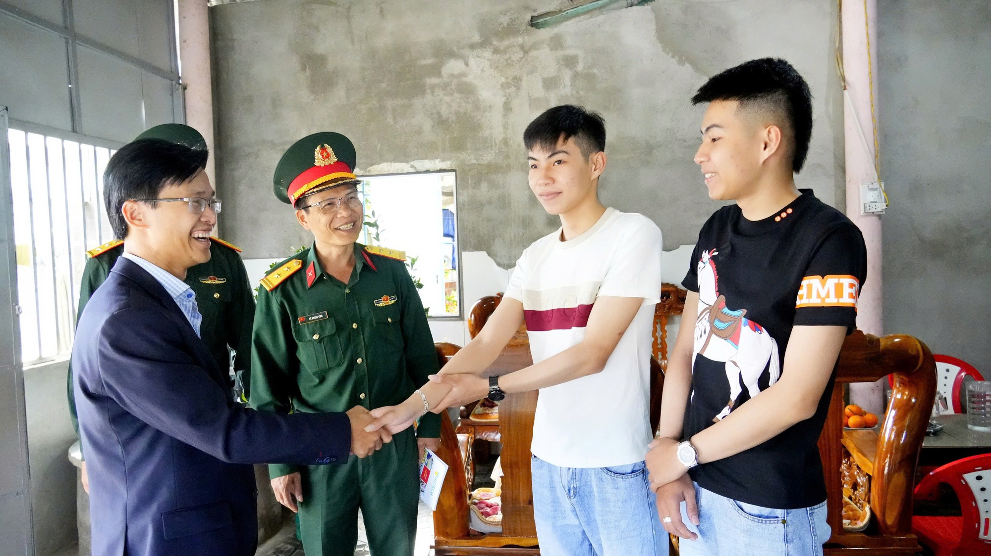 Hai anh em Hạnh - Ph&uacute;c c&ugrave;ng nhiều cặp song sinh ở Quảng Ng&atilde;i viết đơn t&igrave;nh nguyện nhập ngũ- Ảnh 1.