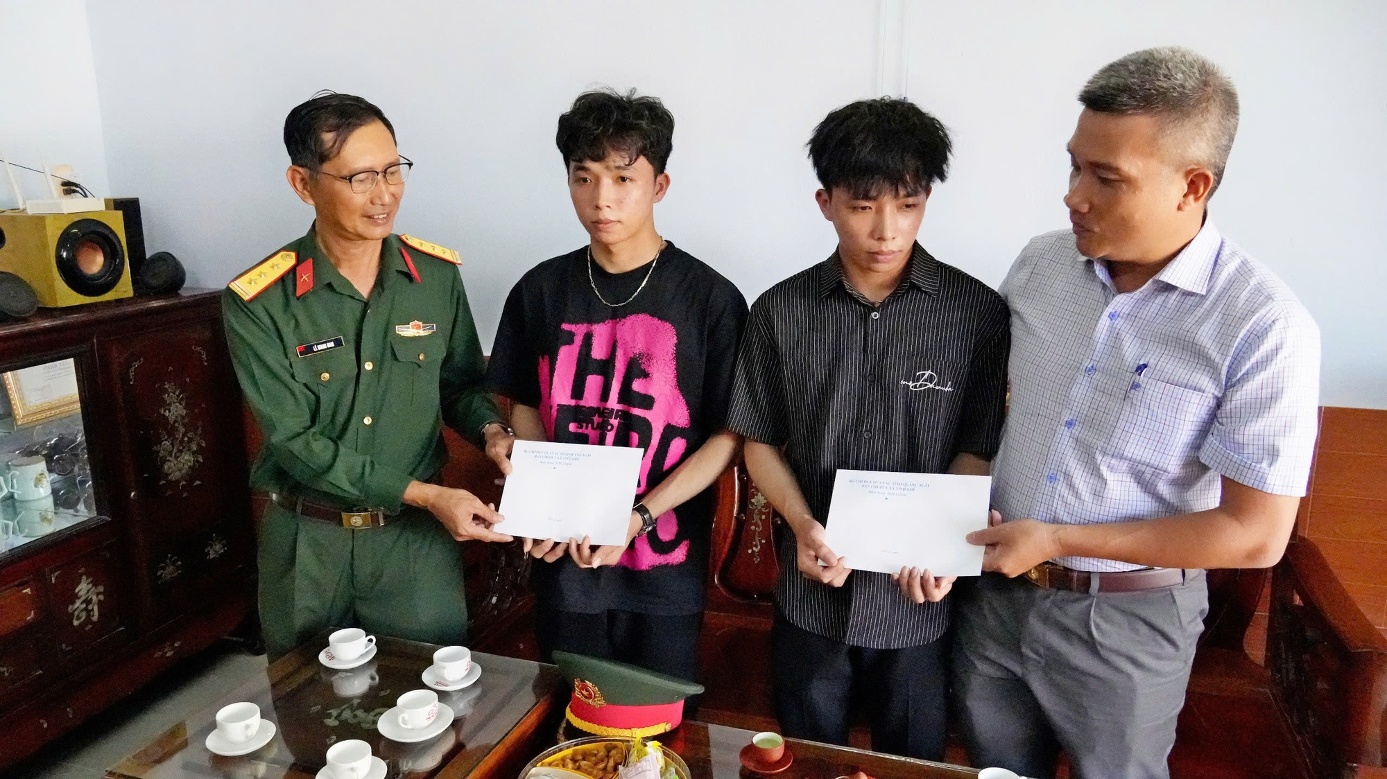 Hai anh em Hạnh - Ph&uacute;c c&ugrave;ng nhiều cặp song sinh ở Quảng Ng&atilde;i viết đơn t&igrave;nh nguyện nhập ngũ- Ảnh 5.