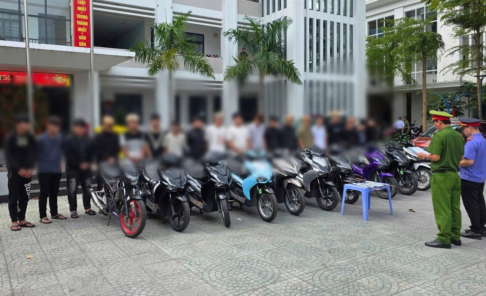 Khởi tố nh&oacute;m thanh thiếu ni&ecirc;n mang hung kh&iacute; g&acirc;y rối tr&ecirc;n đường phố, ch&eacute;m người rạng s&aacute;ng m&ugrave;ng 1 Tết- Ảnh 1.