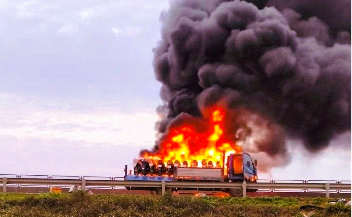 &Ocirc; t&ocirc; tải chở xe m&aacute;y ra H&agrave; Nội bốc ch&aacute;y tr&ecirc;n cao tốc- Ảnh 1.