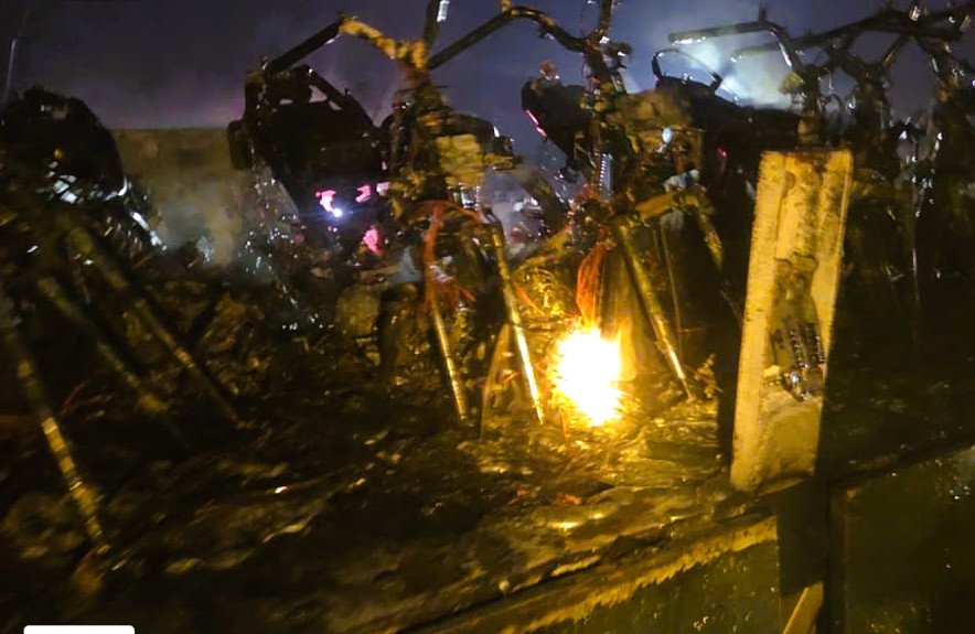 &Ocirc; t&ocirc; tải chở xe m&aacute;y ra H&agrave; Nội bốc ch&aacute;y tr&ecirc;n cao tốc- Ảnh 2.