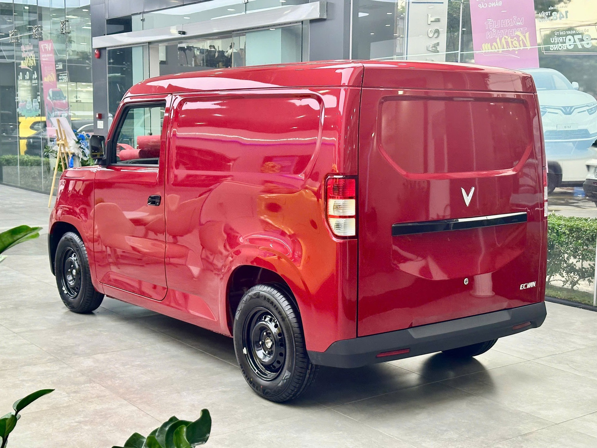 Lộ ảnh VinFast EC Van bản cửa l&ugrave;a: Chưa r&otilde; l&agrave; xe thương mại hay AI, tăng sức cạnh tranh 'Su c&oacute;c'- Ảnh 5.