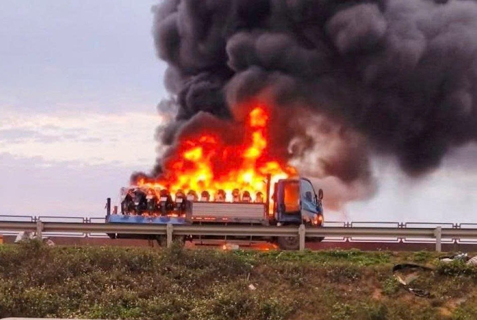 Vụ tài xế bất lực bật khóc vì ô tô chở nhiều xe máy bốc cháy: Tiền đền bù là gánh nặng lớn khi nhà còn 3 con nhỏ, mẹ già đau ốm- Ảnh 1. Vụ tài xế bất lực bật khóc vì ô tô chở nhiều xe máy bốc cháy: Tiền đền bù là gánh nặng lớn khi nhà còn 3 con nhỏ, mẹ già đau ốm- Ảnh 1.