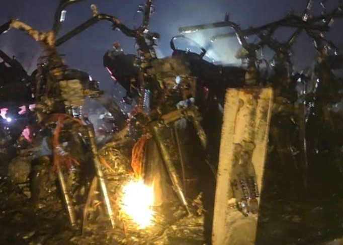 Vụ tài xế bất lực bật khóc vì ô tô chở nhiều xe máy bốc cháy: Tiền đền bù là gánh nặng lớn khi nhà còn 3 con nhỏ, mẹ già đau ốm- Ảnh 3. Vụ tài xế bất lực bật khóc vì ô tô chở nhiều xe máy bốc cháy: Tiền đền bù là gánh nặng lớn khi nhà còn 3 con nhỏ, mẹ già đau ốm- Ảnh 3.