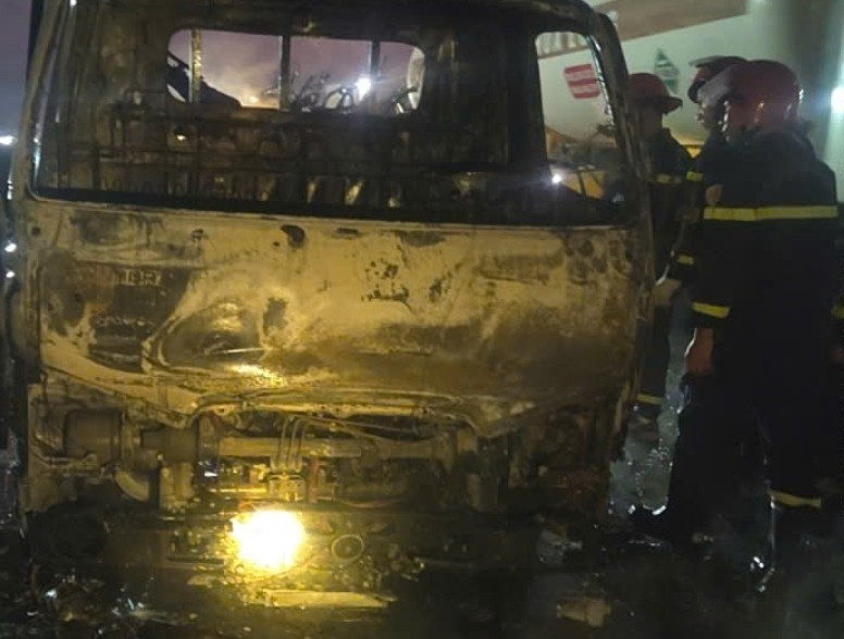 Vụ tài xế bất lực bật khóc vì ô tô chở nhiều xe máy bốc cháy: Tiền đền bù là gánh nặng lớn khi nhà còn 3 con nhỏ, mẹ già đau ốm- Ảnh 2. Vụ tài xế bất lực bật khóc vì ô tô chở nhiều xe máy bốc cháy: Tiền đền bù là gánh nặng lớn khi nhà còn 3 con nhỏ, mẹ già đau ốm- Ảnh 2.