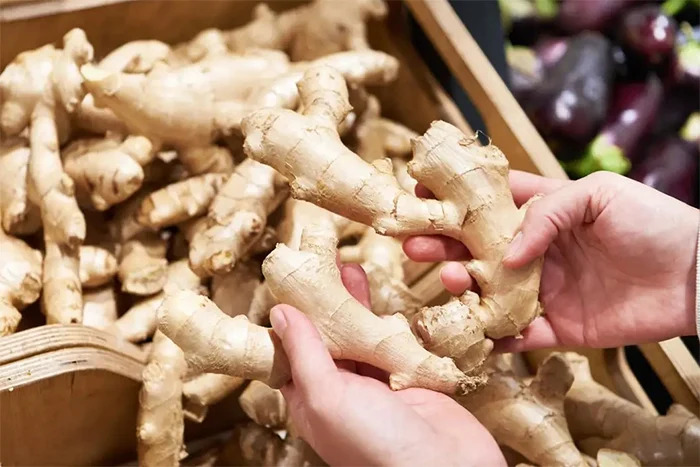 Ph&aacute;t hiện những người đắp 1 l&aacute;t gừng tươi l&ecirc;n chỗ n&agrave;y cơ thể sẽ nhận về 4 lợi &iacute;ch, miễn ĐỪNG mắc 4 sai lầm!- Ảnh 3.