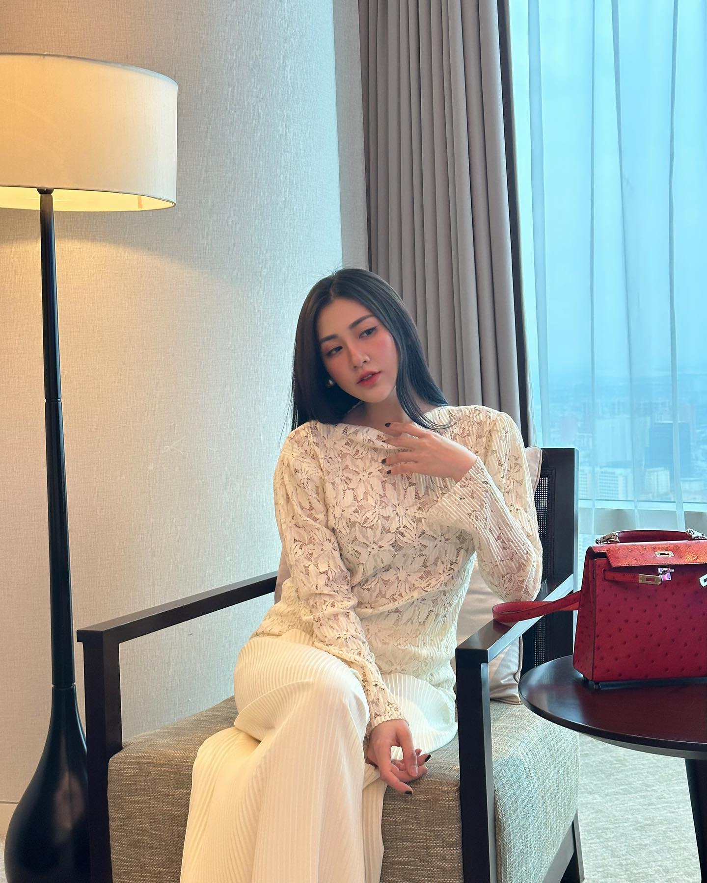 N&agrave;ng d&acirc;u h&agrave;o m&ocirc;n c&oacute; 4 c&aacute;ch mặc đồ trắng sang trọng m&agrave; chị em sẽ muốn học theo- Ảnh 9.