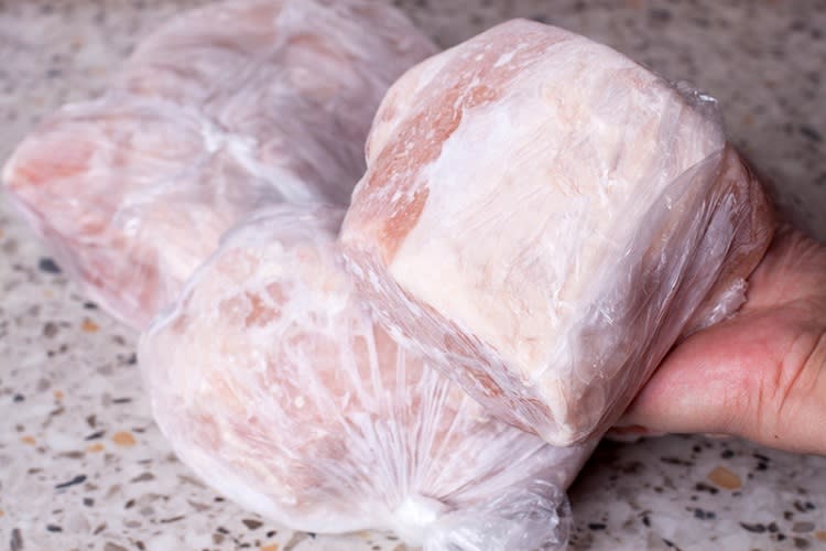 Thịt lợn để trong tủ lạnh qu&aacute; thời gian n&agrave;y như "qu&aacute;i vật" g&acirc;y hại, b&aacute;c sĩ n&oacute;i thẳng: Thấy 5 đặc điểm phải vứt ngay!- Ảnh 2.