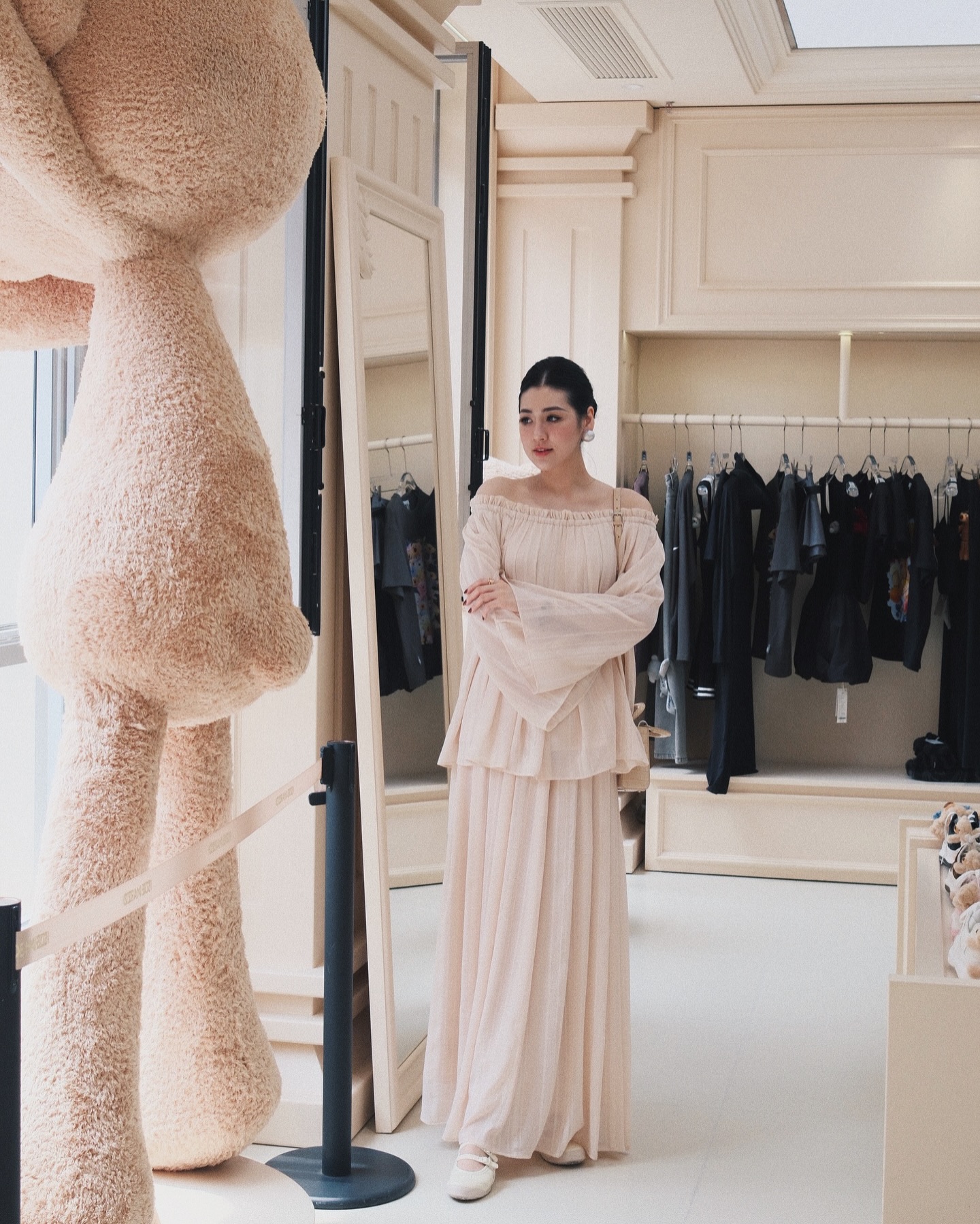 N&agrave;ng d&acirc;u h&agrave;o m&ocirc;n c&oacute; 4 c&aacute;ch mặc đồ trắng sang trọng m&agrave; chị em sẽ muốn học theo- Ảnh 4.