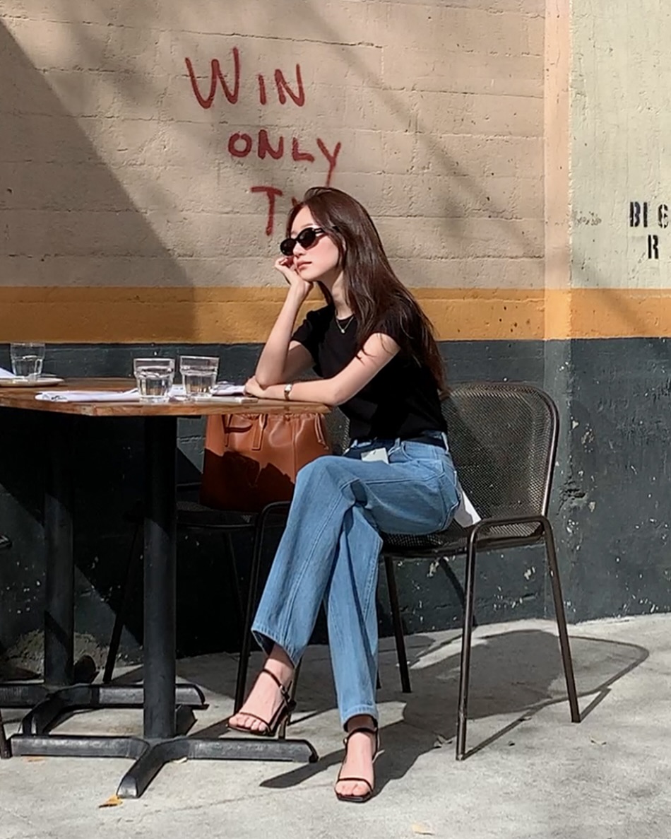 B&acirc;y giờ kh&ocirc;ng phải l&uacute;c sắm &aacute;o kho&aacute;c hay &aacute;o len, đ&acirc;y mới l&agrave; 5 item n&agrave;ng cần nhất để v&agrave;o h&egrave; mặc đẹp lu&ocirc;n- Ảnh 1.