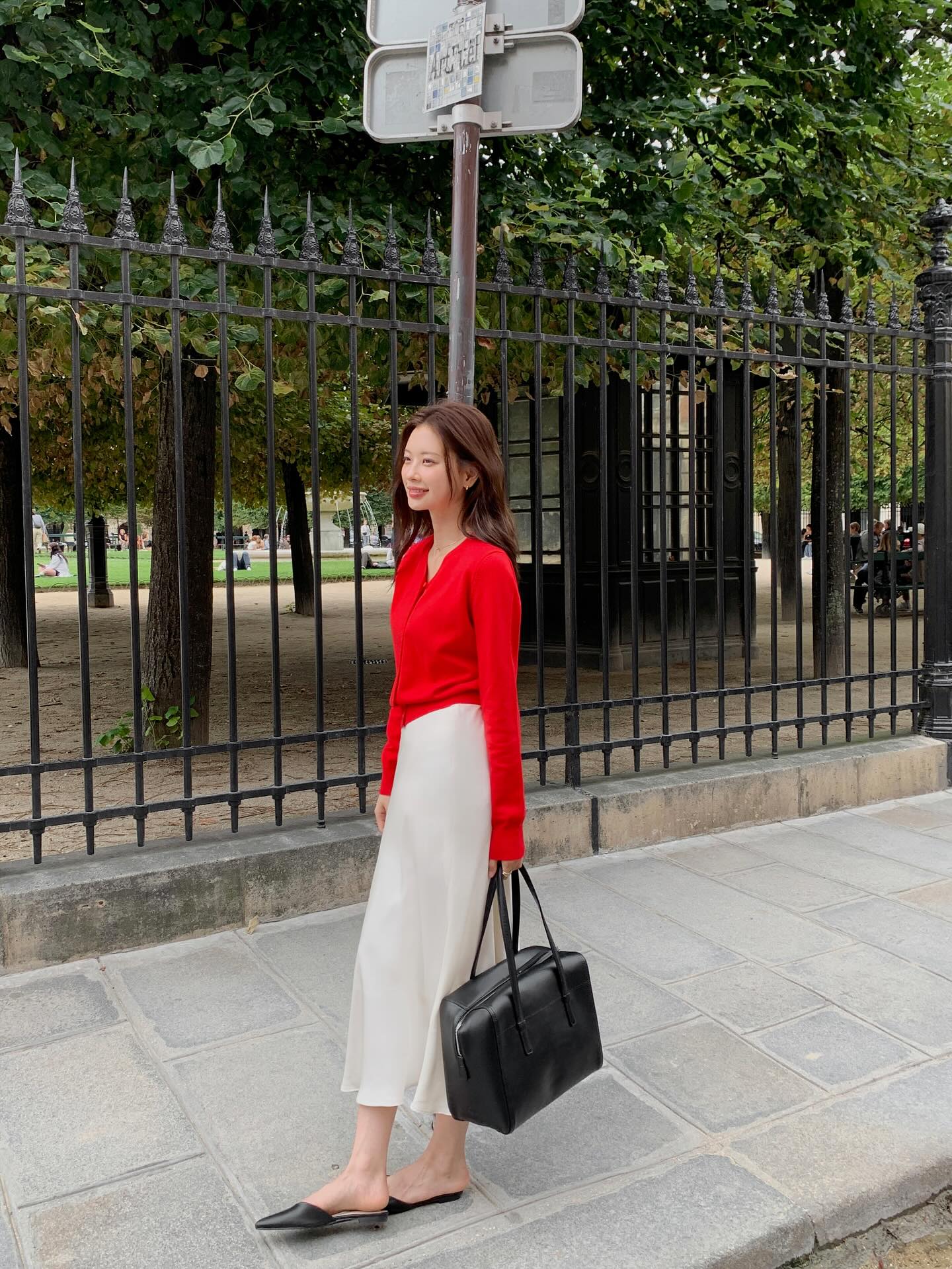 B&acirc;y giờ kh&ocirc;ng phải l&uacute;c sắm &aacute;o kho&aacute;c hay &aacute;o len, đ&acirc;y mới l&agrave; 5 item n&agrave;ng cần nhất để v&agrave;o h&egrave; mặc đẹp lu&ocirc;n- Ảnh 5.