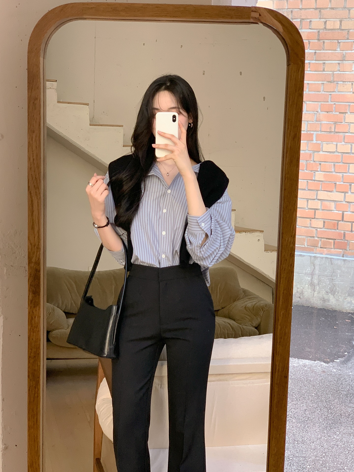 B&acirc;y giờ kh&ocirc;ng phải l&uacute;c sắm &aacute;o kho&aacute;c hay &aacute;o len, đ&acirc;y mới l&agrave; 5 item n&agrave;ng cần nhất để v&agrave;o h&egrave; mặc đẹp lu&ocirc;n- Ảnh 9.