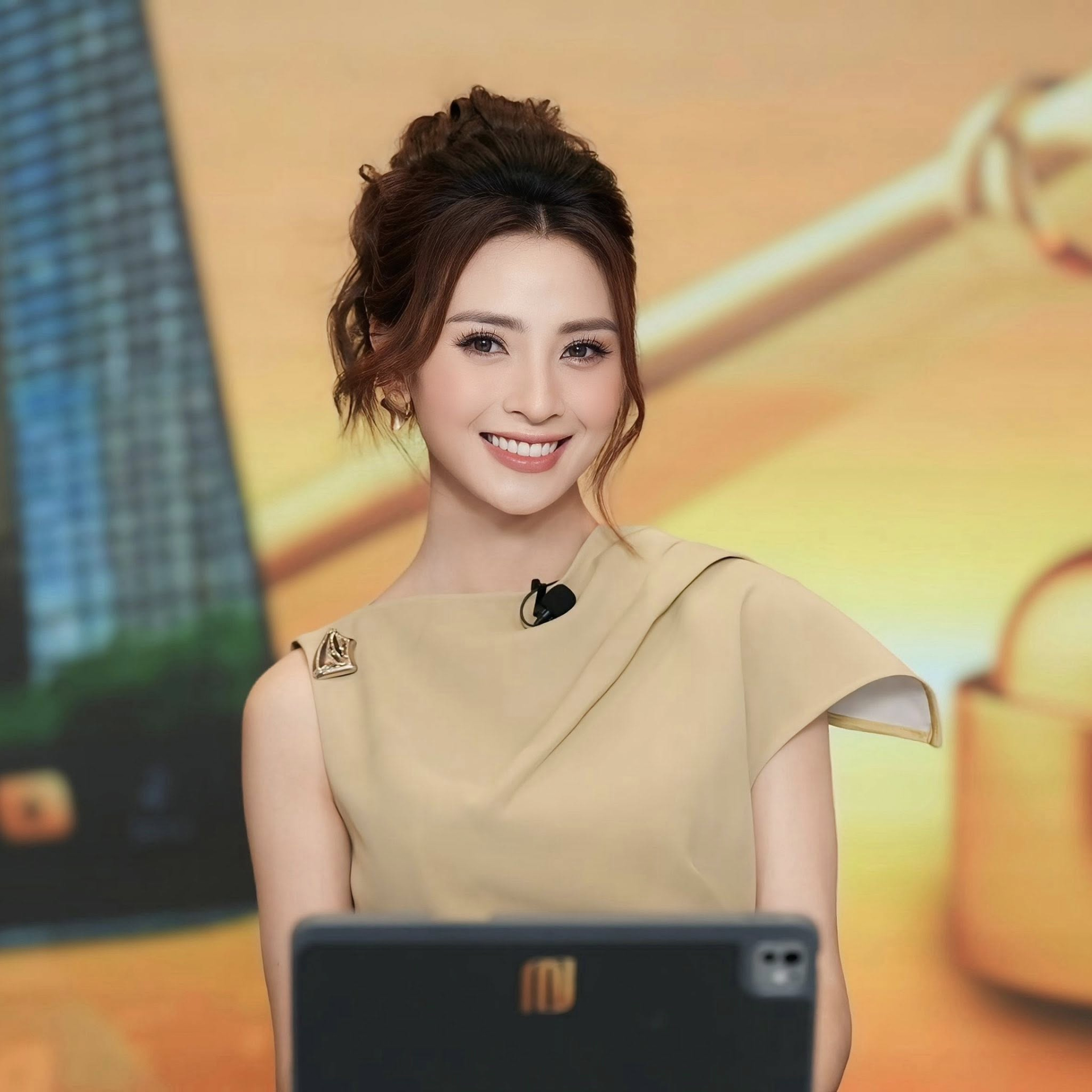 MC M&ugrave; Tạt v&agrave; Đức Huy gi&agrave;u cỡ n&agrave;o m&agrave; d&ugrave;ng hoa cầm tay đắt nhất thế giới, &ecirc; hề v&agrave;ng d&ugrave; mới đ&aacute;m hỏi?- Ảnh 4.