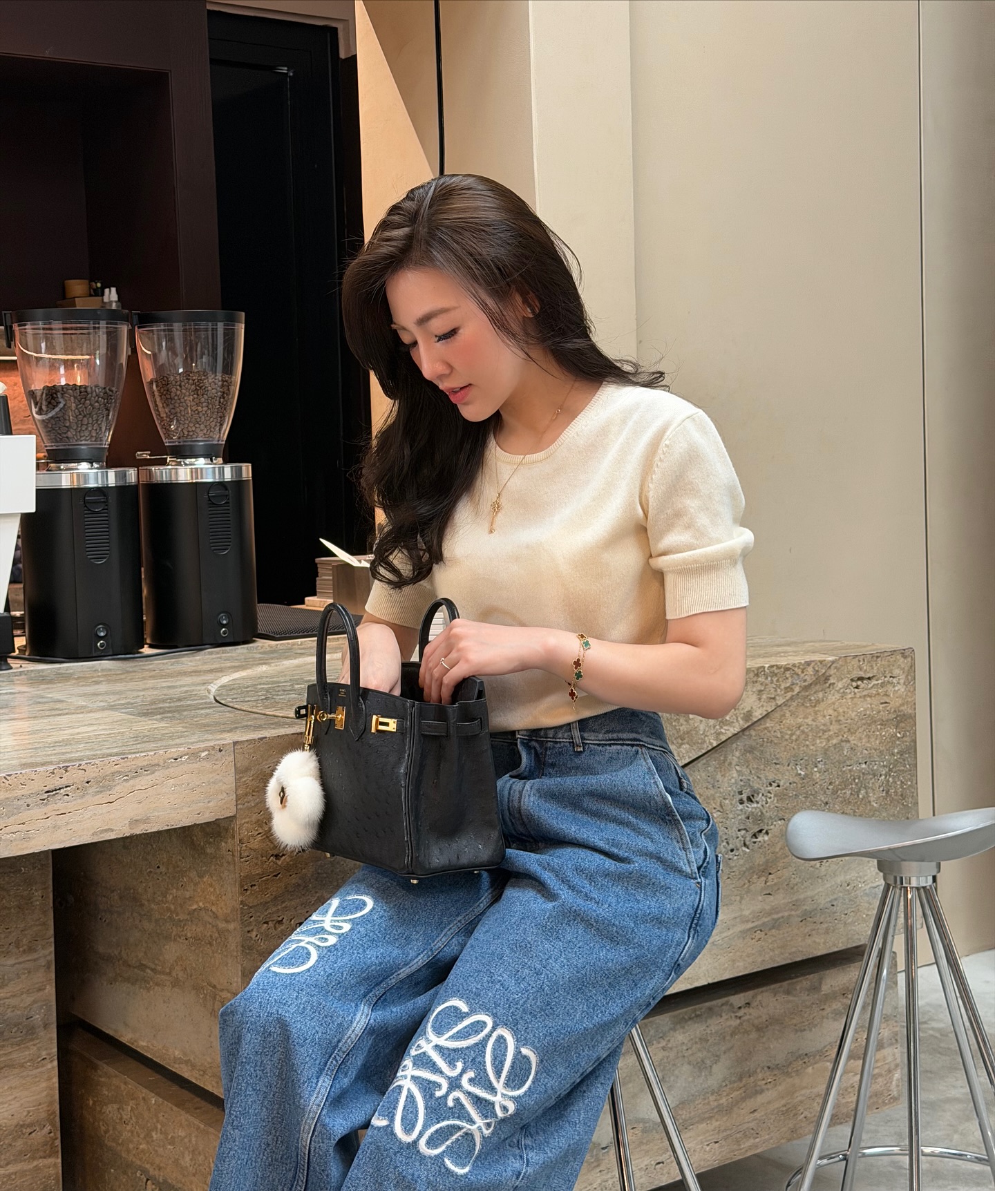 N&agrave;ng d&acirc;u h&agrave;o m&ocirc;n c&oacute; 4 c&aacute;ch mặc đồ trắng sang trọng m&agrave; chị em sẽ muốn học theo- Ảnh 1.