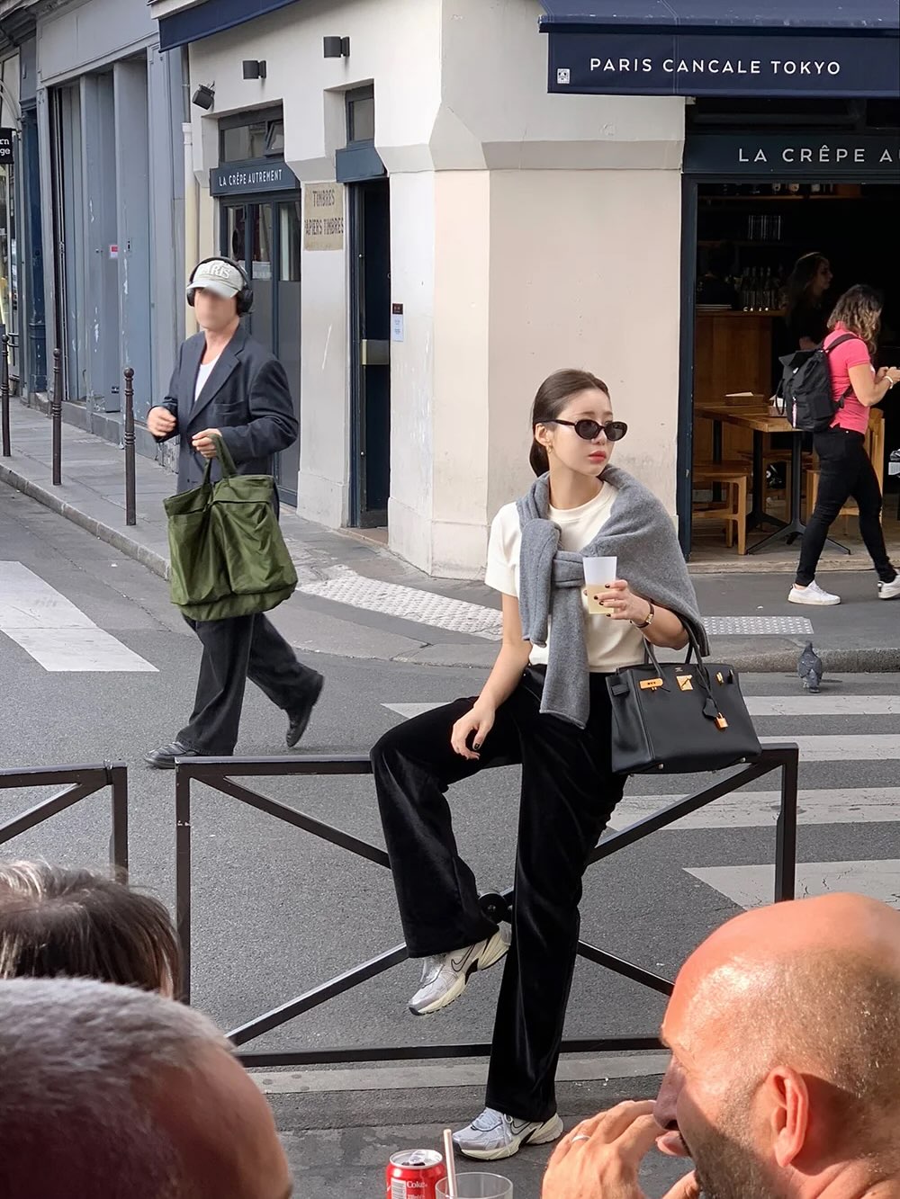 B&acirc;y giờ kh&ocirc;ng phải l&uacute;c sắm &aacute;o kho&aacute;c hay &aacute;o len, đ&acirc;y mới l&agrave; 5 item n&agrave;ng cần nhất để v&agrave;o h&egrave; mặc đẹp lu&ocirc;n- Ảnh 2.