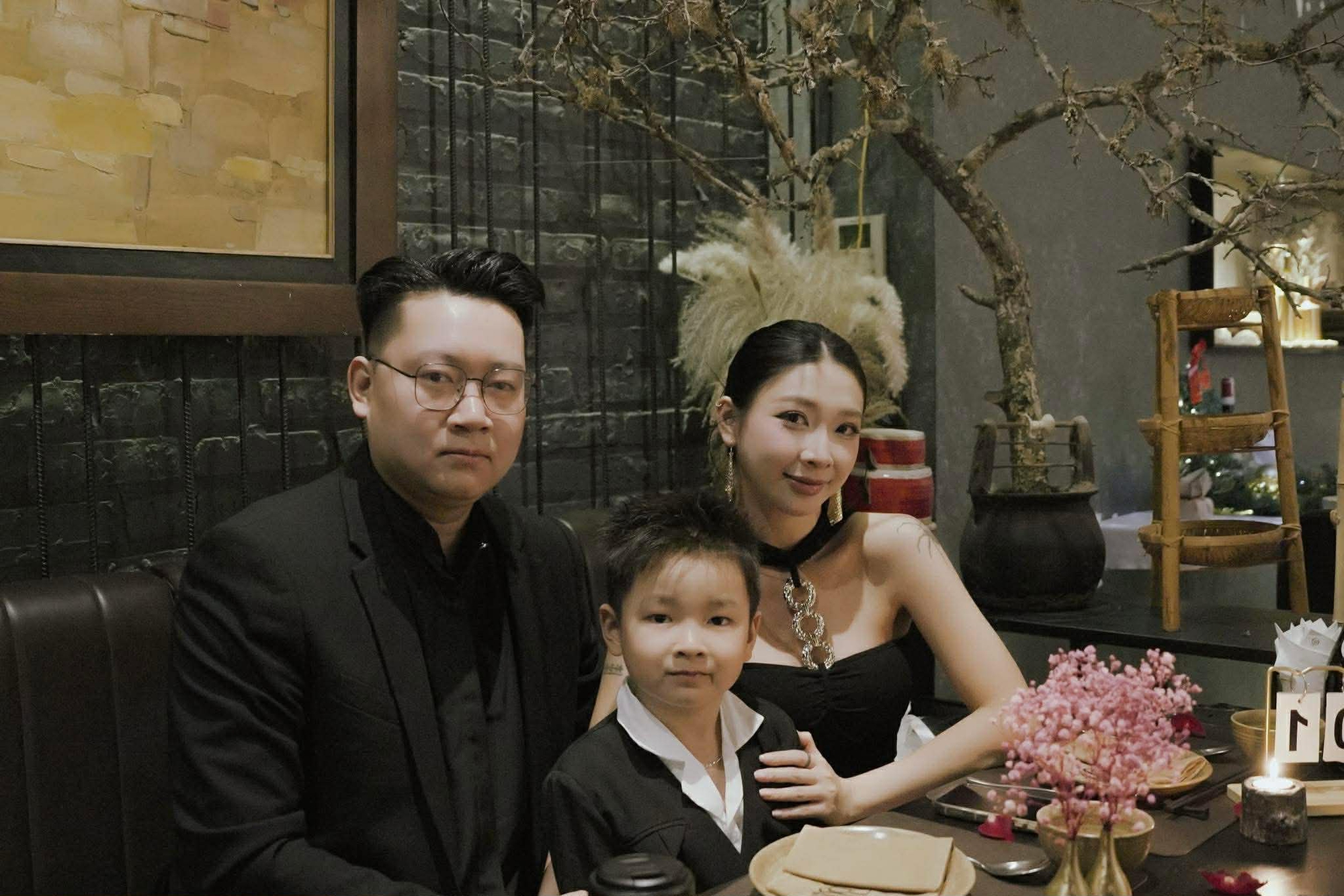 Con d&acirc;u về ngoại ở Thanh H&oacute;a ăn Tết, bố mẹ chồng l&aacute;i xe vượt 400km về thăm: 7 năm l&agrave;m d&acirc;u đ&aacute;ng mơ ước- Ảnh 1.