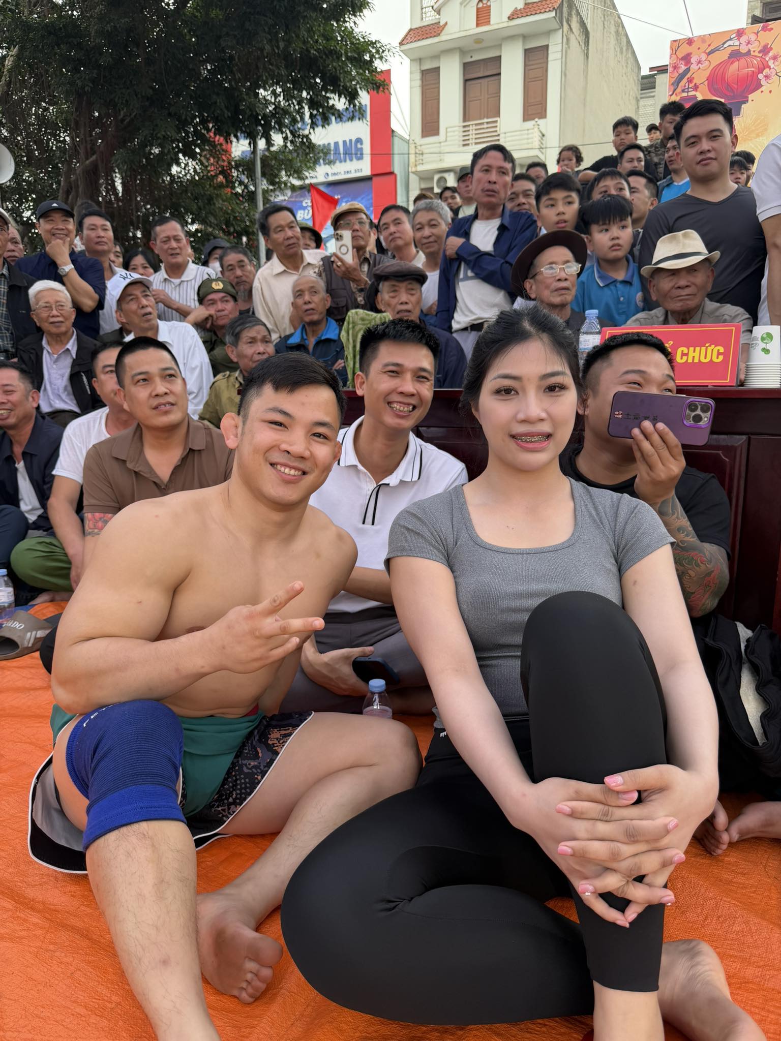 Xem đấu vật hội làng kịch tính: "Quỷ lùn" Đào Hồng Sơn chật vật đấu hotgirl Anh Thơ- Ảnh 2. Xem đấu vật hội làng kịch tính: