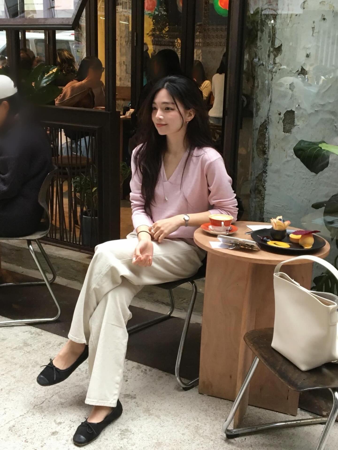 B&acirc;y giờ kh&ocirc;ng phải l&uacute;c sắm &aacute;o kho&aacute;c hay &aacute;o len, đ&acirc;y mới l&agrave; 5 item n&agrave;ng cần nhất để v&agrave;o h&egrave; mặc đẹp lu&ocirc;n- Ảnh 6.