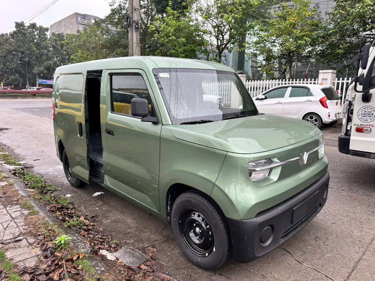 Lộ ảnh VinFast EC Van bản cửa l&ugrave;a: Chưa r&otilde; l&agrave; xe thương mại hay AI, tăng sức cạnh tranh 'Su c&oacute;c'- Ảnh 2.