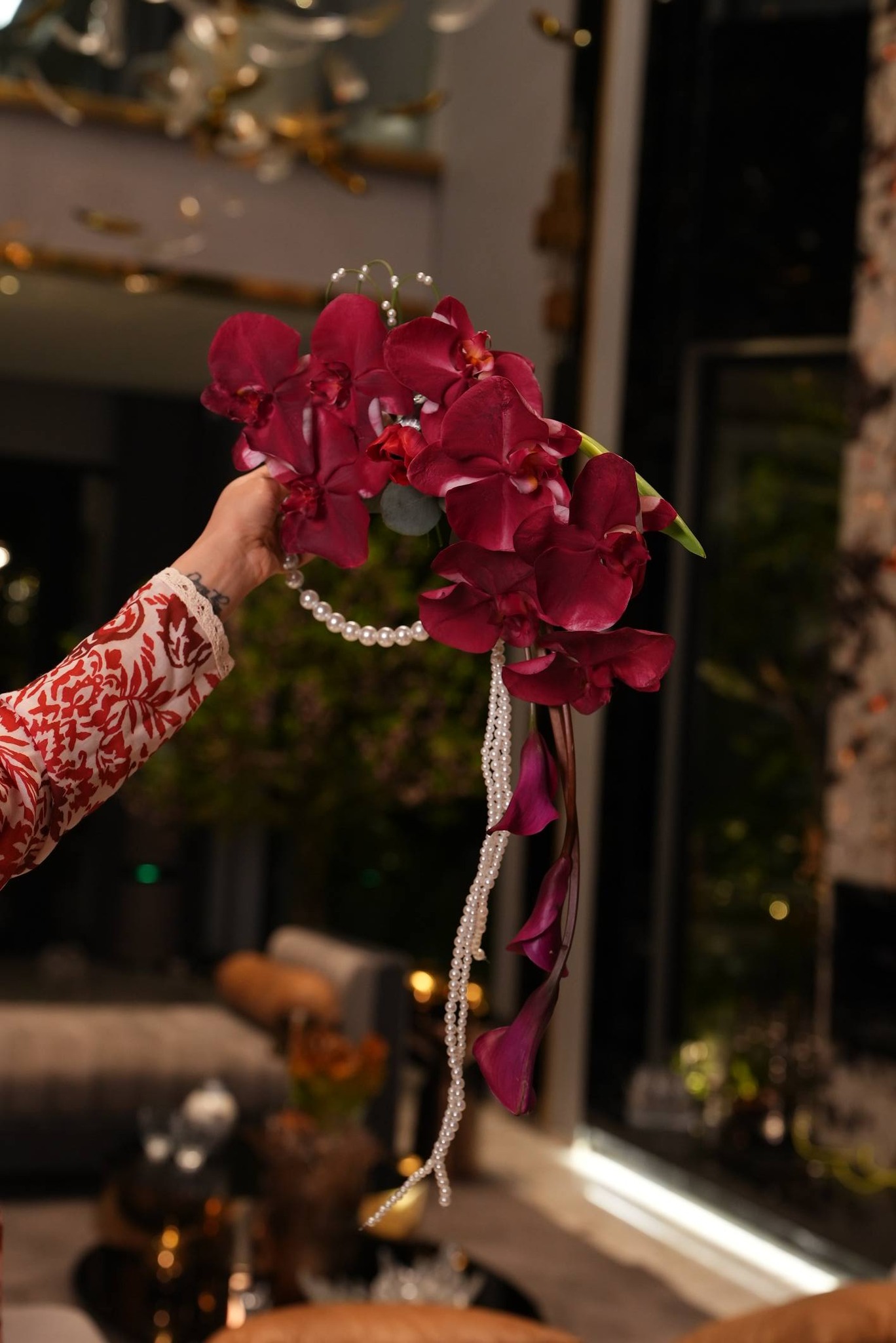 MC M&ugrave; Tạt v&agrave; Đức Huy gi&agrave;u cỡ n&agrave;o m&agrave; d&ugrave;ng hoa cầm tay đắt nhất thế giới, &ecirc; hề v&agrave;ng d&ugrave; mới đ&aacute;m hỏi?- Ảnh 3.