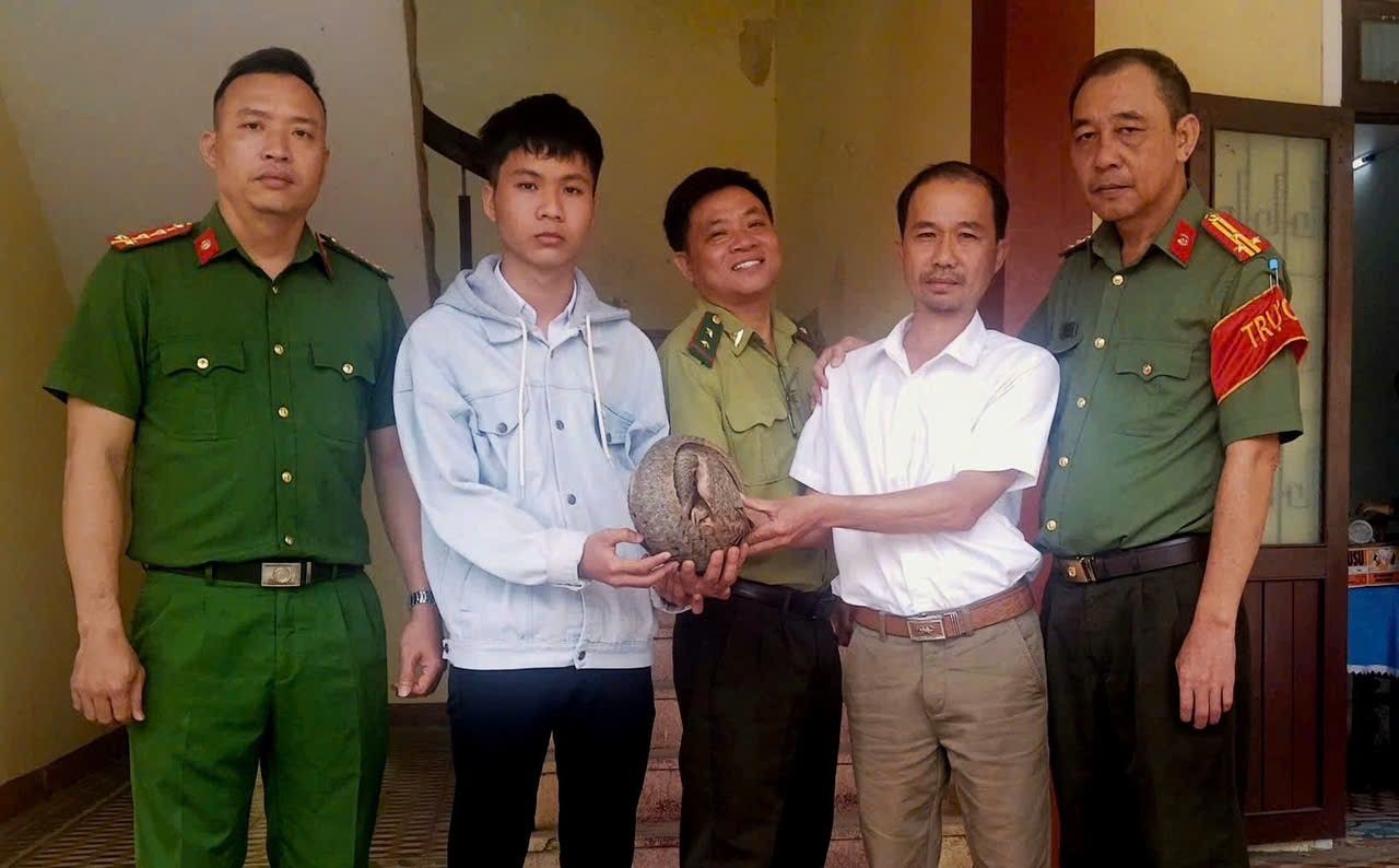 Thấy con vật qu&yacute; b&ograve; lổm ngổm trong vườn, người d&acirc;n liền bắt giao nộp- Ảnh 1.